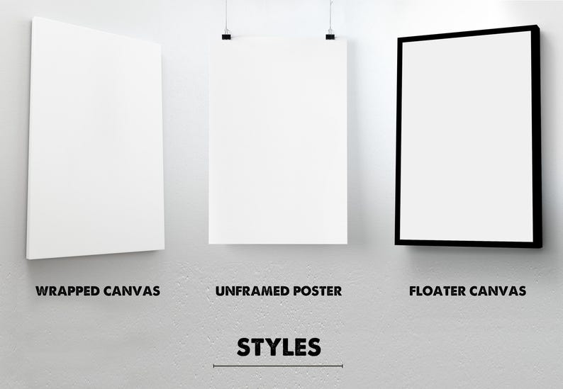 Op de afbeelding: Er worden drie kunstpresentatiestijlen getoond: een ingelijste canvas, een niet-ingelijste poster en een zwevende canvas. De ingelijste canvas is aan een muur bevestigd. De niet-ingelijste poster wordt met clips opgehangen. De zwevende canvas heeft een zwart frame. Het woord 'STYLES' staat eronder.