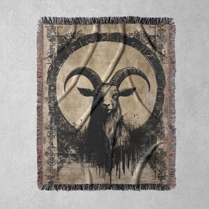 Pu&ograve; includere: Un arazzo tessuto in bianco e nero con una capra con grandi corna in un cerchio su uno sfondo grunge. Il cerchio &egrave; circondato da un motivo di simboli.
