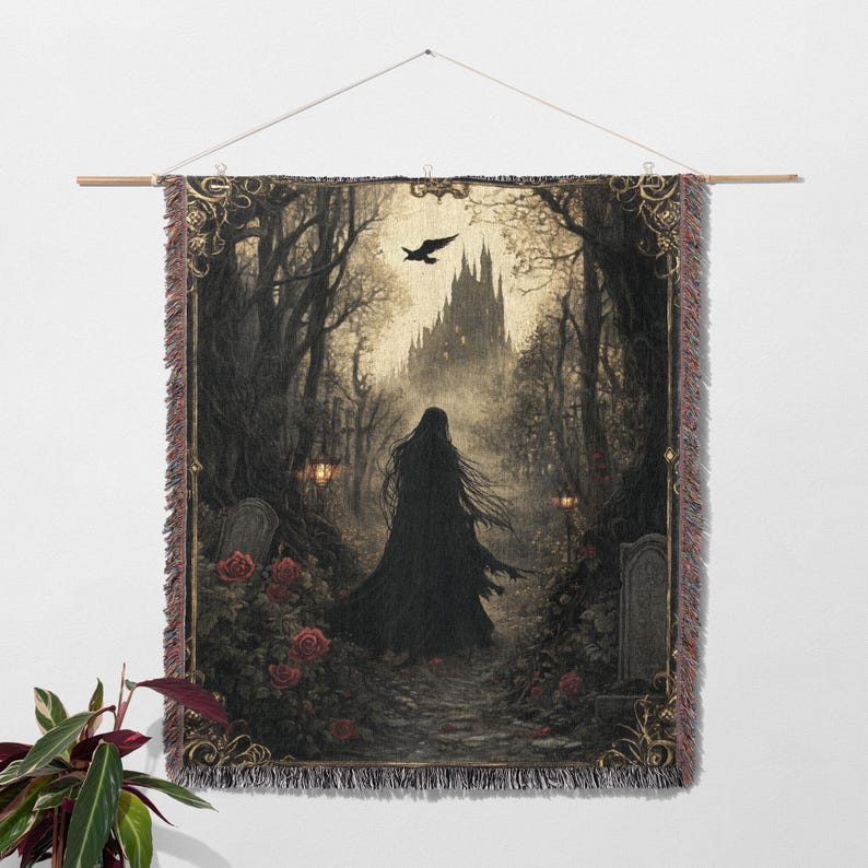 Puede incluir: Un tapiz que presenta una escena oscura y g&oacute;tica con una mujer con una capa negra caminando por un bosque hacia un castillo. El bosque est&aacute; lleno de &aacute;rboles, rosas rojas y l&aacute;pidas. Un cuervo vuela por encima.