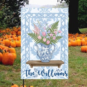 Drapeau de jardin avec nom de famille sur mesure, bannière de jardin poterie blanche bleue, décoration extérieure de vase floral élégant, enseigne de pelouse chinoiserie antique, oeuvre d'art pour porche