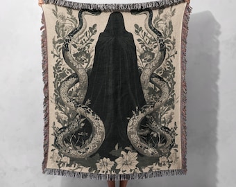 Manta tejida mística oscura 100 % algodón, tapiz gótico con figura encapuchada y serpientes, decoración de fantasía oculta.