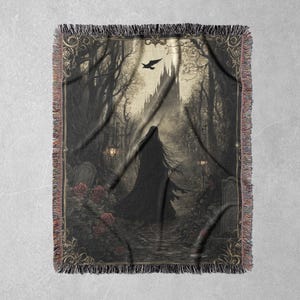 Puede incluir: Una manta de tejido de tapiz con un dise&ntilde;o oscuro y g&oacute;tico. La imagen presenta a una mujer con una larga capa negra caminando por un bosque hacia un castillo en la distancia. El bosque est&aacute; lleno de &aacute;rboles y hay rosas rojas en el suelo.