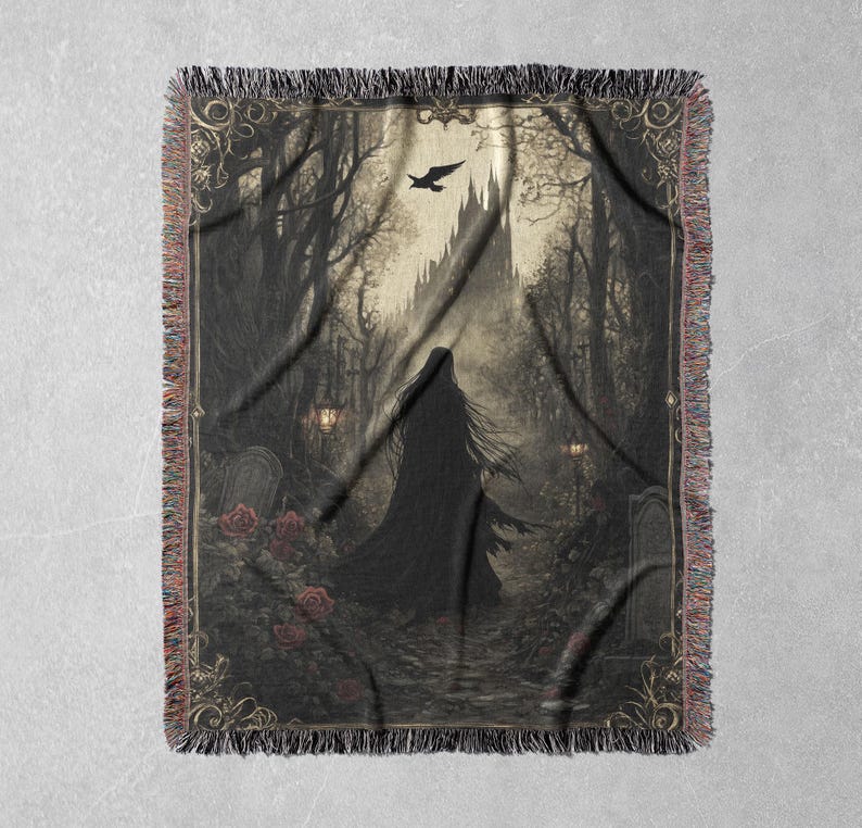 Puede incluir: Una manta de tejido de tapiz con un dise&ntilde;o oscuro y g&oacute;tico. La imagen presenta a una mujer con una larga capa negra caminando por un bosque hacia un castillo en la distancia. El bosque est&aacute; lleno de &aacute;rboles y hay rosas rojas en el suelo.