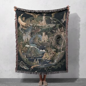 Couverture tissée carte du monde fantastique 100 % coton avec franges - Jeté design châteaux et dragons mystiques, tapisserie Cottagecore