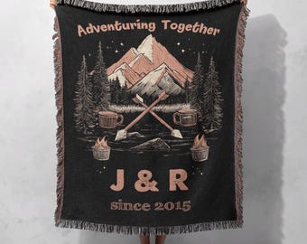 Manta tejida de aventura personalizada 100% algodón, tapiz de camping personalizado, manta para parejas amantes de la naturaleza, decoración rústica para el hogar en la montaña.