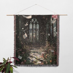 Pu&ograve; includere: Un arazzo tessuto raffigurante l'interno di una chiesa con una vetrata. La scena comprende un sentiero di pietra, panche e carte sparse, con accenti floreali rosa e verdi. L'arazzo &egrave; appeso a un'asta di legno.