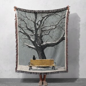 Gewebte Decke „Schwarze Katze auf Winterbank“, 100 % Baumwolle; Natur-Überwurfdecke „Schneebedeckter Baum“, Weihnachtsgeschenk für Katzenliebhaber, Wandteppich für die Winterdekoration.