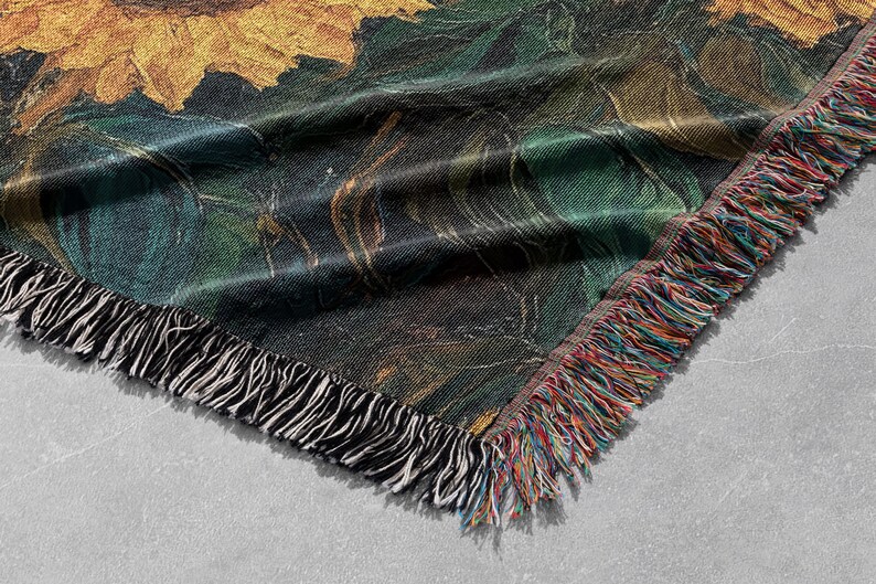 100 % bomullsfilt med solrosmotiv, inspirerad gobeläng, mysig pläd i cottagecore, konstnärlig heminredning, present till naturälskare bild 4