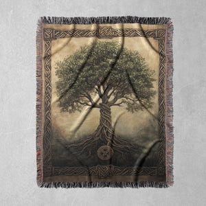 K&ouml;nnte beinhalten: Eine gewebte Wanddecke aus Tapisserie mit einer detaillierten Illustration eines Baumes mit ineinander verschlungenen Wurzeln und &Auml;sten. Der Baum ist von einem keltischen Knotenrand in Braun- und Goldt&ouml;nen umgeben. Der Hintergrund ist in einem verblassten Beige gehalten.
