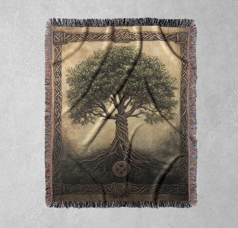 K&ouml;nnte beinhalten: Eine gewebte Wanddecke aus Tapisserie mit einer detaillierten Illustration eines Baumes mit ineinander verschlungenen Wurzeln und &Auml;sten. Der Baum ist von einem keltischen Knotenrand in Braun- und Goldt&ouml;nen umgeben. Der Hintergrund ist in einem verblassten Beige gehalten.