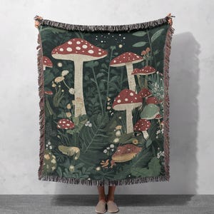 Couverture tissée lunatique forêt de champignons 100 % coton - Scène de forêt enchantée avec grenouille et lucioles pour une décoration intérieure confortable, Cottagecore
