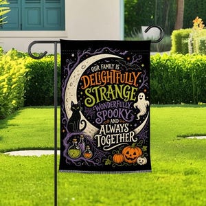 Peut inclure: Un drapeau de jardin rectangulaire noir orné d'un grand croissant de lune, d'un chat noir, d'un fantôme blanc et de citrouilles orange. Le texte indique : Our family is delightfully strange, wonderfully spooky and always together, avec des toiles d'araignée violettes.