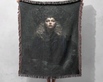 Manta tejida de mujer gótica mística 100% algodón, manta tejida de fantasía oscura, manta tejida con retrato melancólico, manta tejida con estética de bruja.