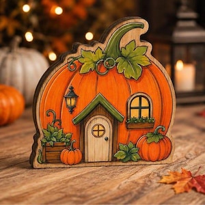 Sprookjesachtig pompoenhuisje van hout, speels herfsthuisjesbord, etagère met herfstthema