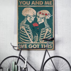 Lámina decorativa de pareja gótica, lienzo vintage de romance con esqueletos, póster de amor tenebroso, decoración oscura para pareja, regalo alternativo de aniversario.