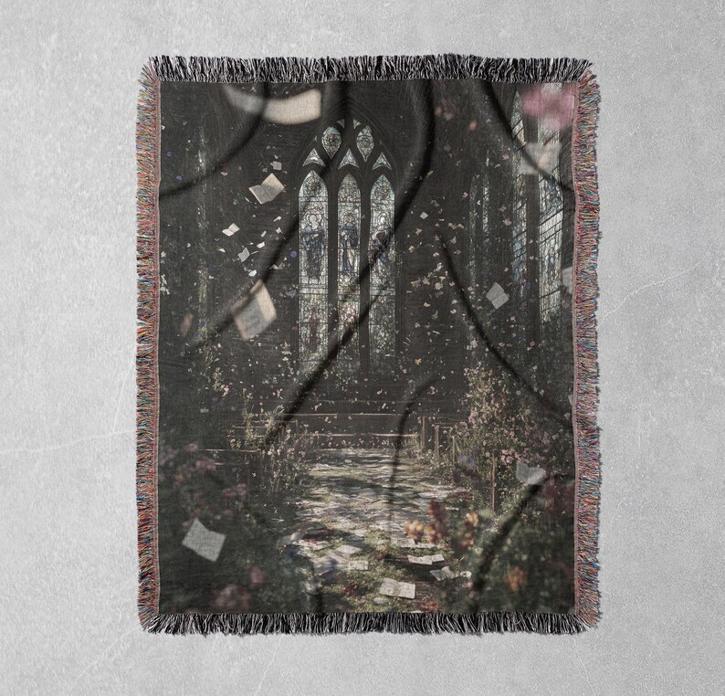 Pu&ograve; includere: Una coperta tessuta con una scena di cattedrale gotica con vetrate, carte che cadono e accenti floreali. La coperta ha una tavolozza di colori scuri e un bordo sfrangiato.