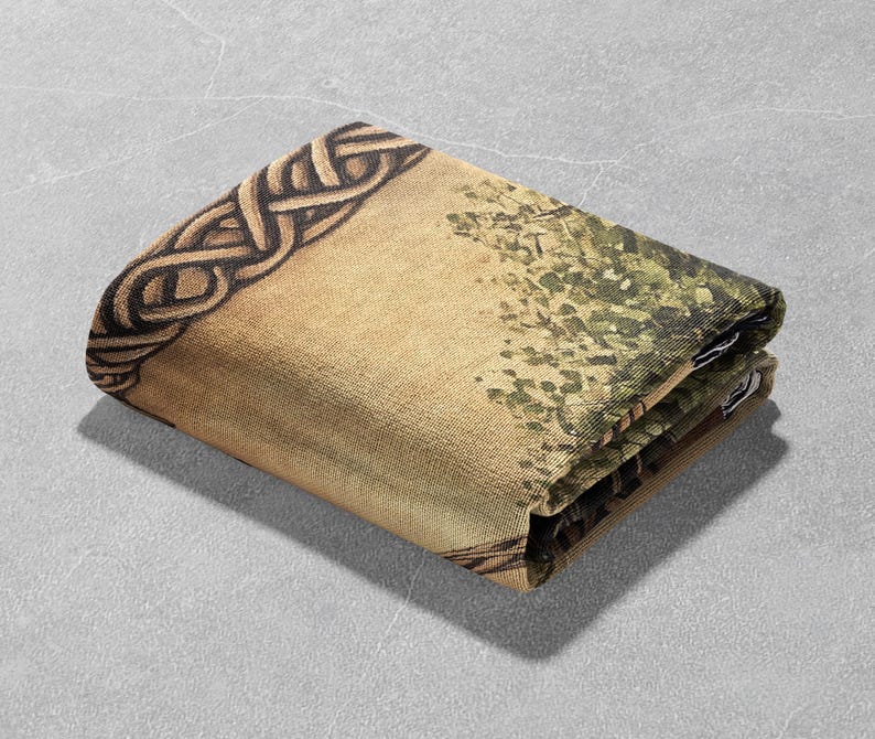 K&ouml;nnte beinhalten: Eine braune und beigefarbene Stofftasche mit einem keltischen Knotendesign auf der Vorderseite. Die Tasche ist in der Mitte gefaltet und hat einen Rei&szlig;verschluss.