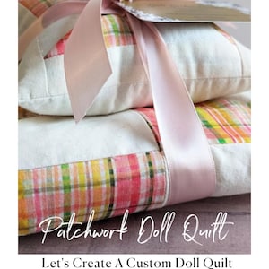 Puede incluir: Dos edredones para muñecas, uno encima del otro, atados con una cinta de satén rosa. Los edredones presentan un diseño de patchwork con patrones de cuadros blancos, rosas, amarillos y verdes. El texto "Patchwork Doll Quilt" es visible.