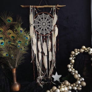 Brauner Traumfänger, Rustikales Valentinstagsgeschenk für Mama, handgemachter Traumfänger in Beige und Braun im authentischen Indianerstil