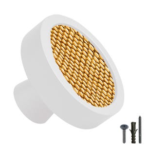Peut inclure: Bouton en céramique blanche avec un motif tissé doré sur le devant. Le bouton est livré avec deux vis pour l'installation.