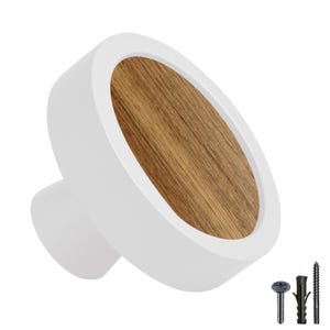 Op de afbeelding: Ronde witte kastknop met een houten inlay. De knop heeft een kleine, ronde witte basis. De knop wordt geleverd met twee schroeven.