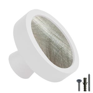Peut inclure: Bouton de porte en céramique blanche avec une face ronde en argent brossé. Le bouton a une petite base ronde pour le montage.