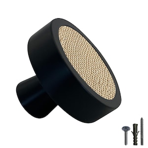 Peut inclure: Bouton de porte rond noir avec un centre en tissu beige tissé. Le bouton a une petite base noire et est livré avec des vis et des chevilles.