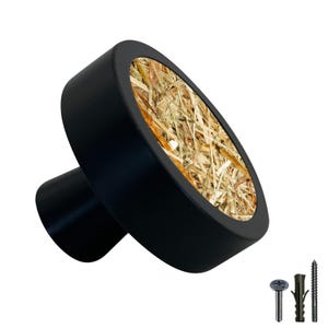 Peut inclure: Bouton de meuble noir avec une face circulaire ornée d'un motif de paille naturelle. Le bouton a une tige cylindrique et est livré avec du matériel de montage, y compris des vis et une cheville. Ce matériel décoratif convient aux meubles et à la décoration intérieure.