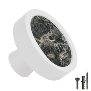 Peut inclure: Bouton de porte en céramique blanche avec un motif marbré noir et blanc. Le bouton est livré avec des vis et des chevilles pour l'installation.
