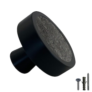 Peut inclure: Bouton de porte rond noir avec un insert en pierre grise. Le bouton a une petite tige noire et est livré avec des vis et des chevilles.