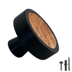 Peut inclure: Bouton de porte rond noir avec un insert en bois. Le bouton a une base circulaire et une tige ronde. Le bouton est livré avec des vis pour l'installation.