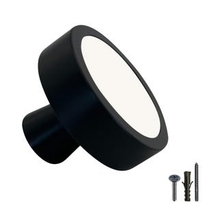 Peut inclure: Bouton de porte rond noir avec un centre blanc. Le bouton a une base à visser et est livré avec du matériel de montage.