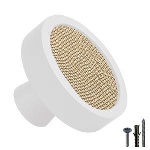 Peut inclure: Bouton de porte en céramique blanche avec un insert rond en tissu beige tissé. Le bouton est livré avec une vis et une cheville.