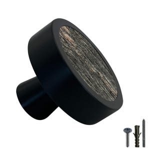 Peut inclure: Bouton de porte noir avec un insert rond en bois imitation bois gris et brun. Le bouton a une petite base ronde et est livré avec des vis et des chevilles.