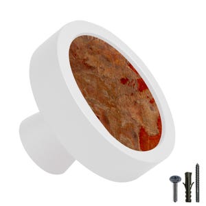 Peut inclure: Bouton en céramique blanche avec un insert rond en bois rouge et brun. Le bouton est livré avec une vis et une cheville.