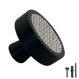 Peut inclure: Un bouton de meuble noir avec une face argentée texturée. Le bouton a une tige cylindrique et une tête arrondie et inclinée. Le matériel de montage, y compris les vis et une cheville, est inclus.