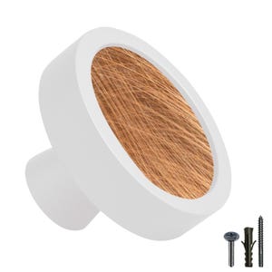 Peut inclure: Bouton de porte en céramique blanche avec une surface ronde, texturée et de couleur cuivre. Le bouton est conçu pour être utilisé sur des armoires ou des tiroirs.