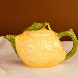 Hearth & Home Designs VNTG Ceramic Lemon Shaped Pitcher Teapot