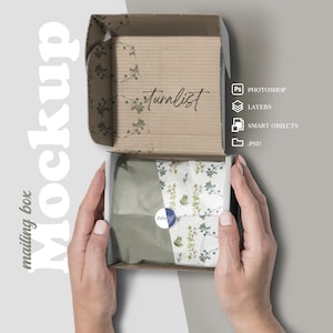 Mockup di scatola per posta con carta velina e adesivo / Imballaggio portatile per scatola regalo, modello di visualizzazione del marchio PSD / Mockup di modello di carta