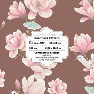 Puede incluir: Un patrón sin costuras con flores de magnolia rosas y pequeñas polillas verdes y blancas sobre un fondo marrón. El diseño incluye el texto "LUMINOUS GARDEN 04 Seamless Pattern". El patrón mide 53 x 53 cm y 6260 x 6260 px.
