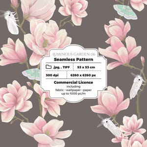 Könnte beinhalten: Ein nahtloses Muster mit rosa Magnolienblüten und weißen Motten auf einem dunkelgrauen Hintergrund. Das Design enthält den Text "LUMINOUS GARDEN 06 Seamless Pattern" sowie Details zur kommerziellen Lizenz, zum Dateityp und zu den Abmessungen (53 x 53 cm).