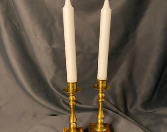 Candelabros vintage de latón y madera: candelabros cónicos de estilo moderno de mediados de siglo con bases de madera cuadradas