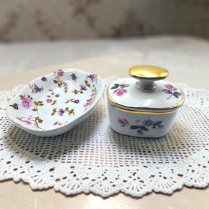 Small lidded box with small porcelain dish • Vintage jewelry tray with scattered floral decoration • Gold-decorated knob • Rococo-style collector's item