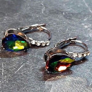 Vintage Vitrail Medium Crystal Örhängen • Eleganta örhängen med hävarm och strass • Påfågelögoneffekt • Droppslipning, högsta kvalitet