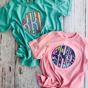 Chemise fille avec monogramme, chemise personnalisée fille, t-shirt fille, cadeau pour fille, cadeau d’anniversaire pour fille