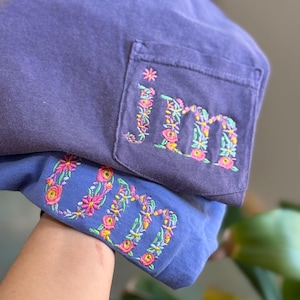 Camiseta con inicial floral personalizada y colores cómodos, cuello redondo con monograma de letras florales para mujer
