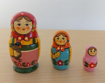 Handgemaakte Russische matroesjka-nestpop, traditioneel sprookje, 3 stuks