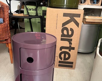 Kartell Modulares lila 2-Elemente-Schranksystem, neu in Originalverpackung, neues Kartell-Zubehör. Jetzt bestellen: Kartell Italien, Modisches Badezimmerschranksystem.