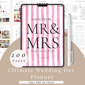 Pode incluir: Um planejador de casamento digital exibido em um tablet, com um fundo listrado rosa e as palavras "SOON TO BE MR & MRS" em preto. O planejador inclui 200 páginas e o texto "Ultimate Wedding Day Planner". Uma caneta branca está ao lado do tablet.