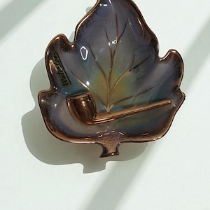 Vintage Leaf-Shaped Ceramic Ashtray with Gold Pipe Design – “Waterloo&quot;
